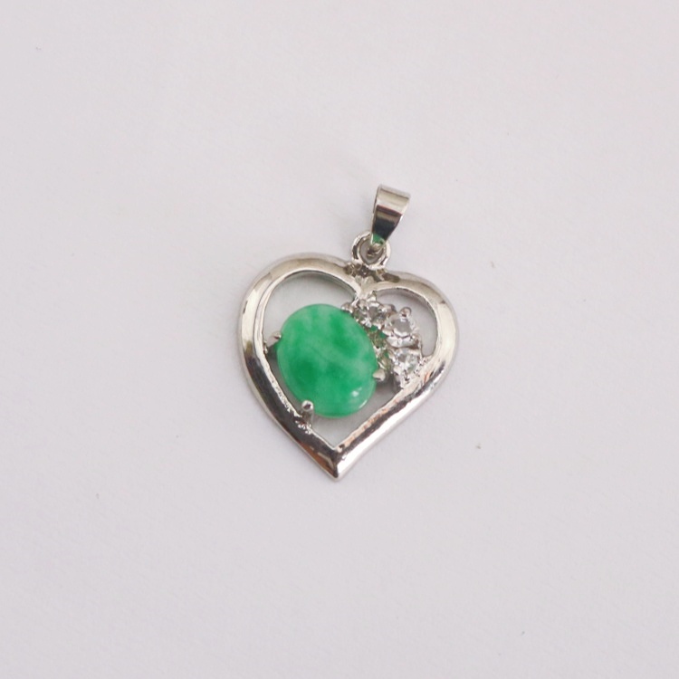 Jade Heart Pendant with Dainty Oval Jadeite Details, Gold and Silver Plated，Elegant Gemstone Piece for Anniversary Celebrations